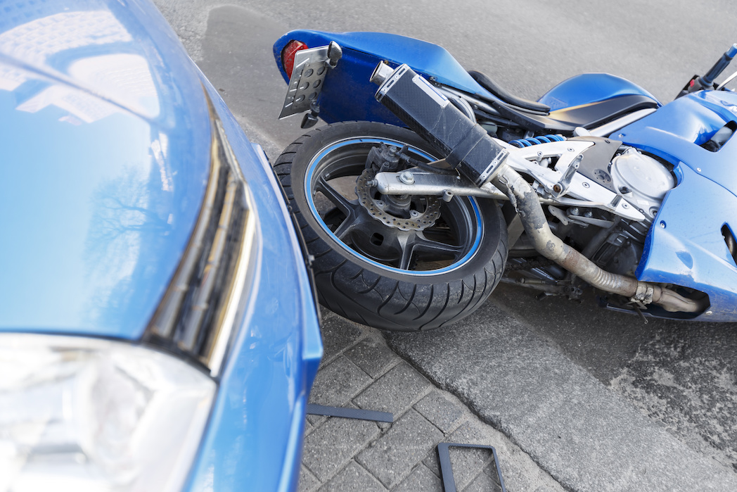 Accidente de motocicleta y coches en la carretera.