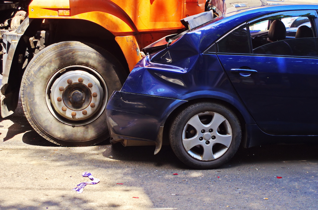 accidente automovilístico en la carretera. colisión de camiones y automóviles de pasajeros